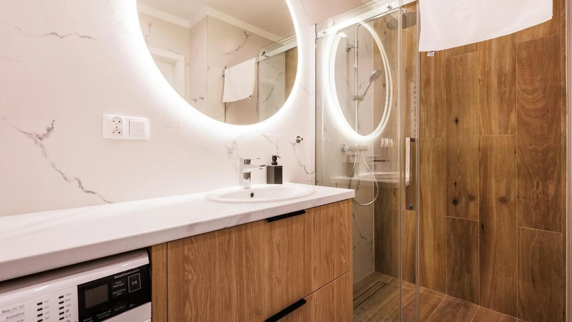 Kollataja Spacious Modern Apartment - By Upstairs Krakow
