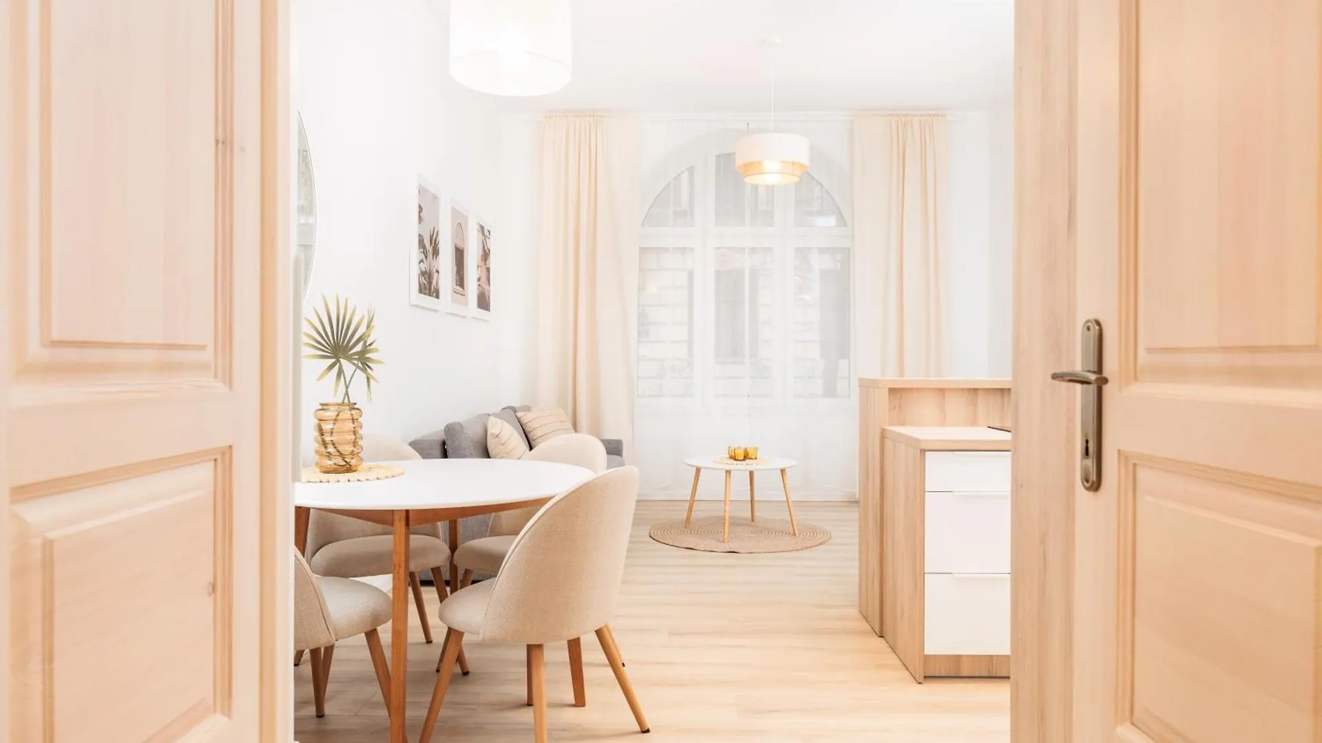 Kollataja Spacious Modern Apartment - By Upstairs Krakow