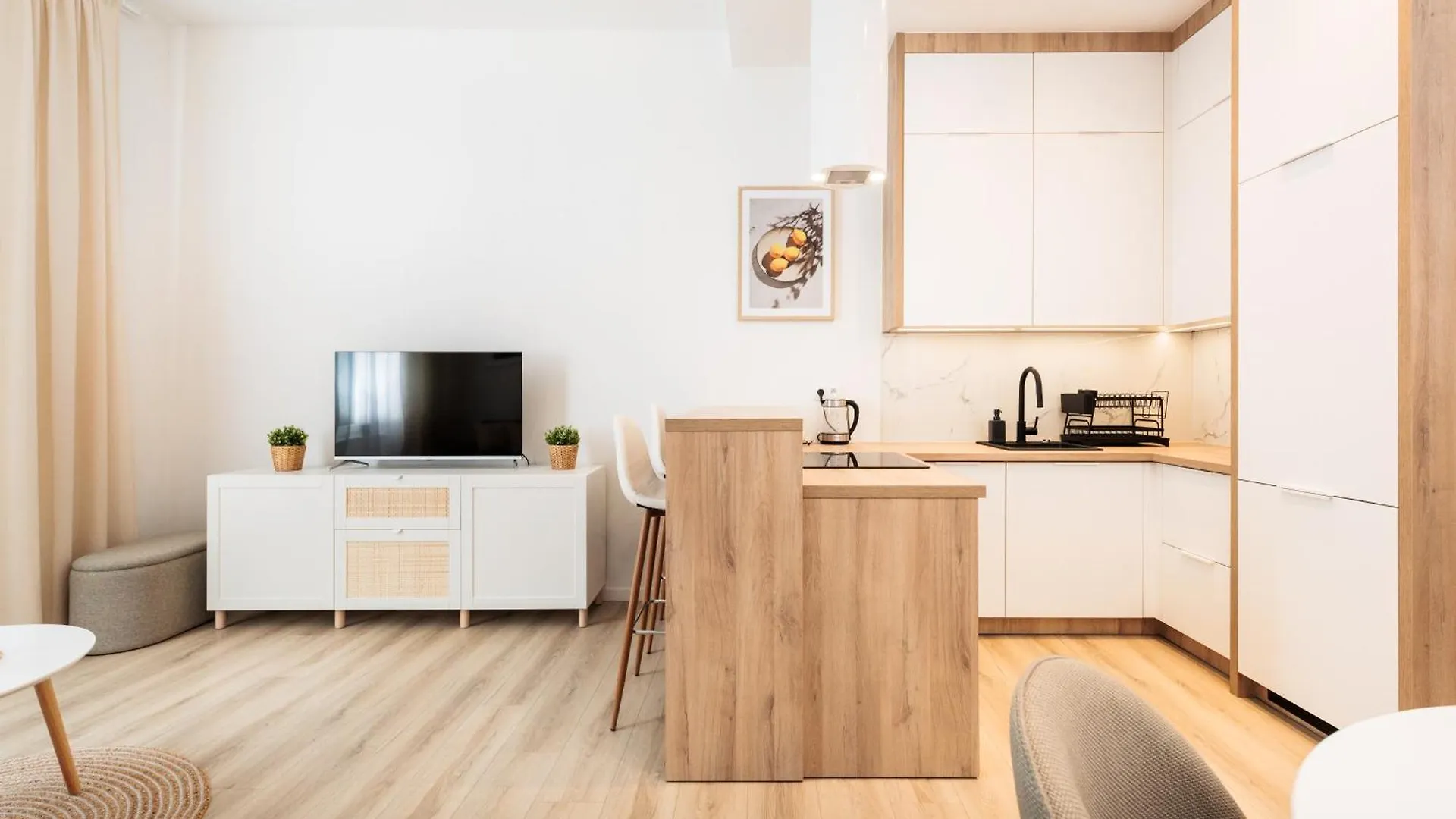 Kollataja Spacious Modern Apartment - By Upstairs Krakow