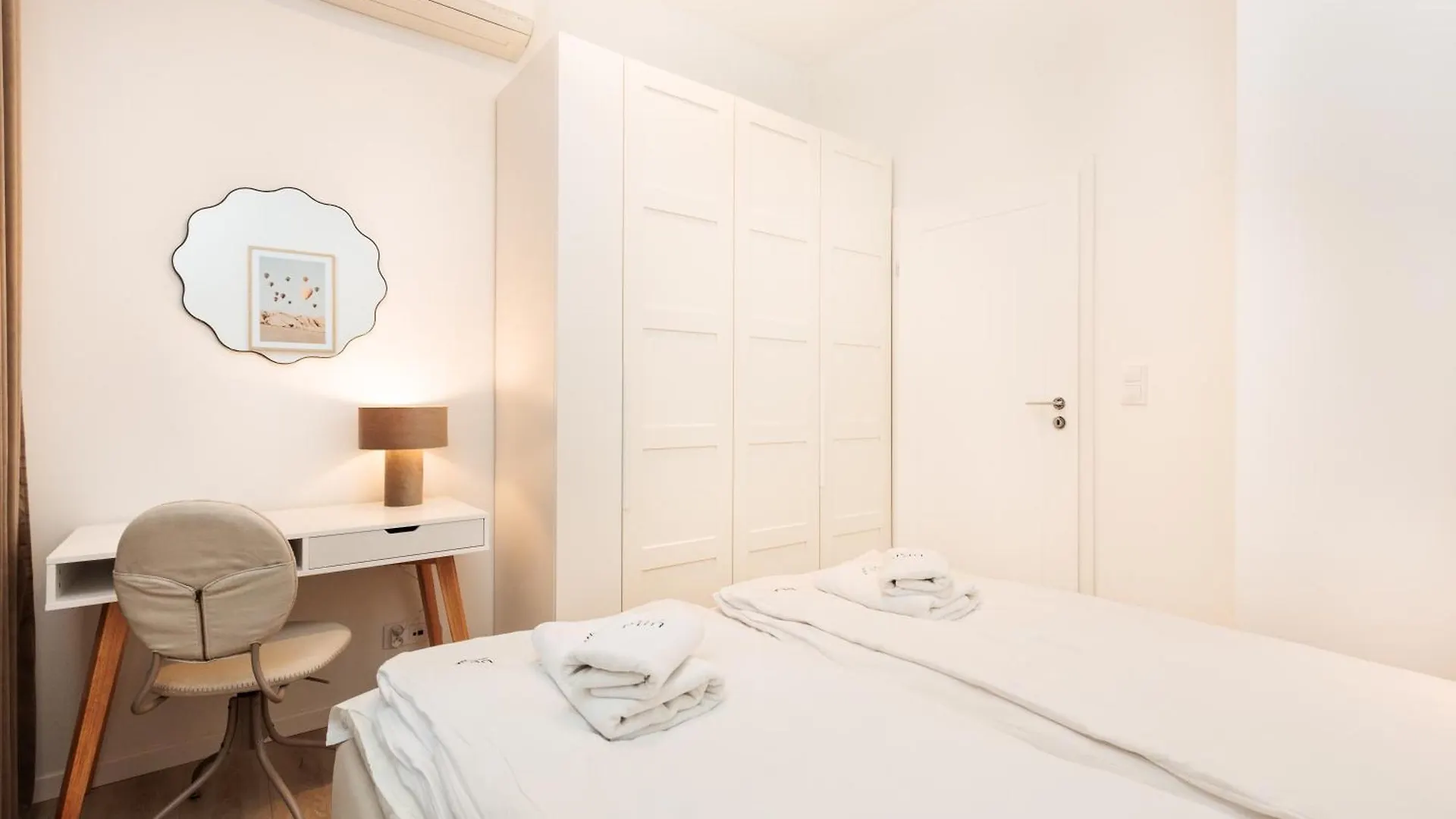 Kollataja Spacious Modern Apartment - By Upstairs Krakow