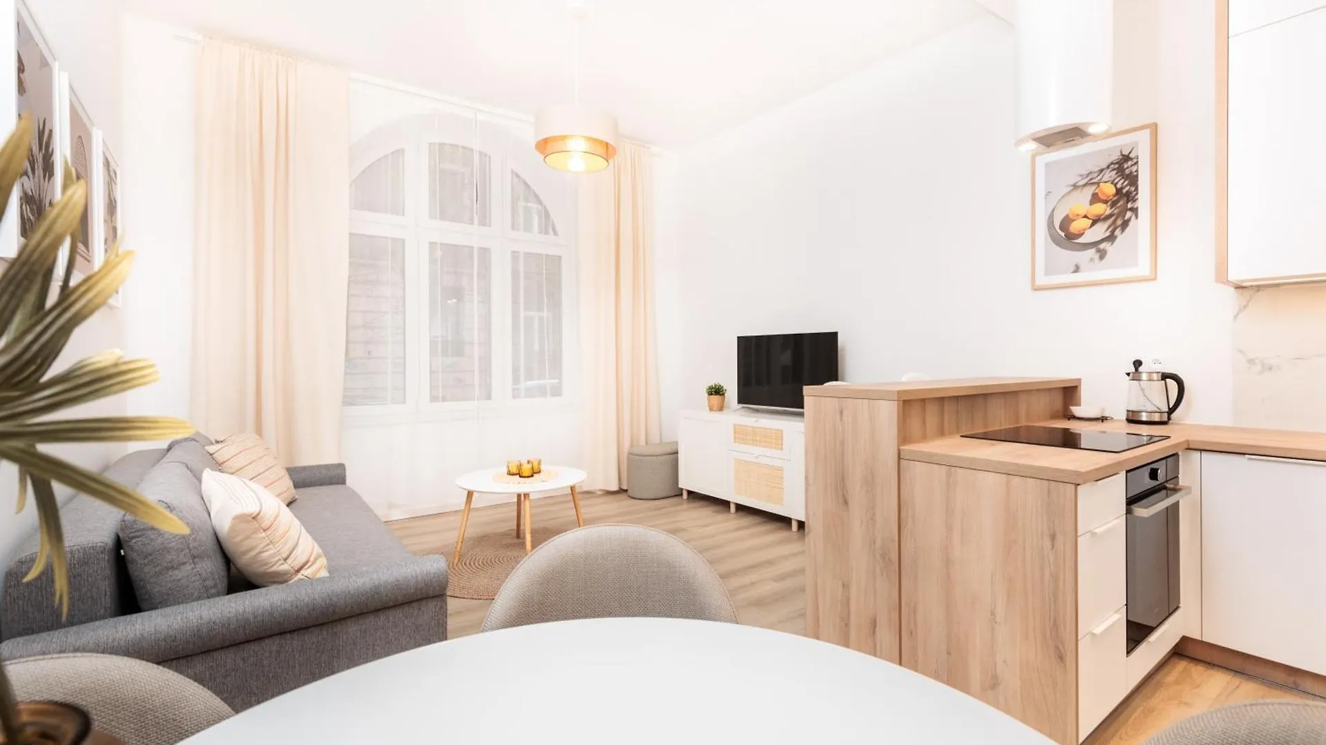 Kollataja Spacious Modern Apartment - By Upstairs Krakow